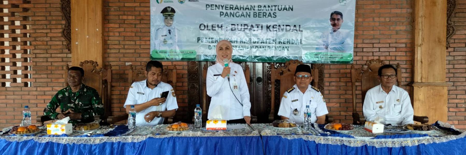 Penyerahan Bantuan Pangan Beras Oleh Bupati Kendal