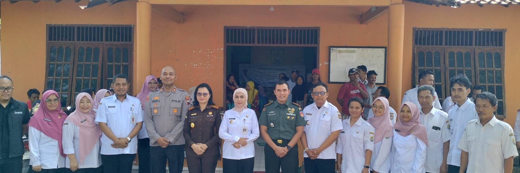Penyerahan Bantuan Pangan Beras Oleh Bupati Kendal di Desa Ngawensari