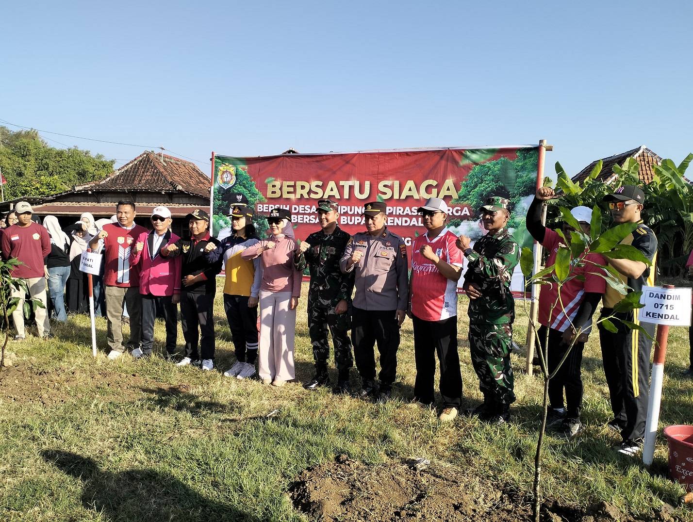 Kegiatan BERSATU SIAGA (Bersih Desa Tampung Aspirasi Warga) di Desa Kedunggading Kecamatan Ringinarum
