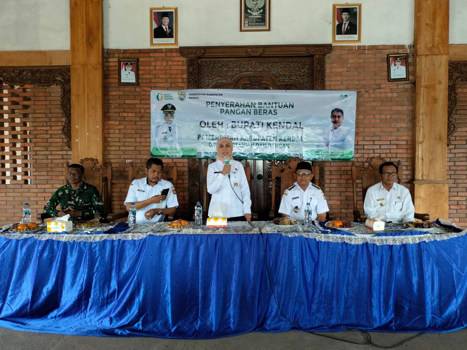 Penyerahan Bantuan Pangan Beras Oleh Bupati Kendal di Desa Tejorejo