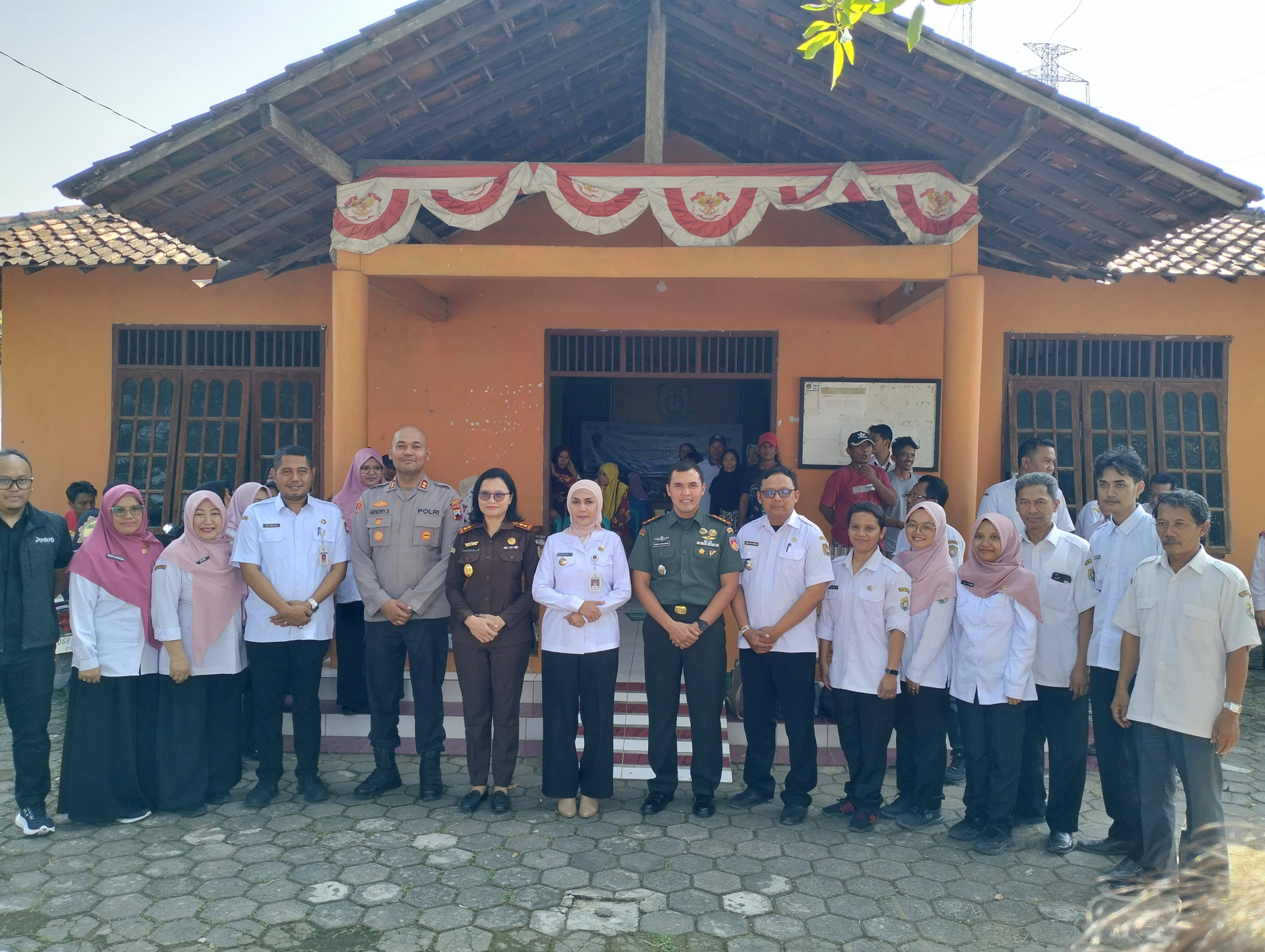 Penyerahan Bantuan Pangan Beras Oleh Bupati Kendal di Desa Ngawensari 