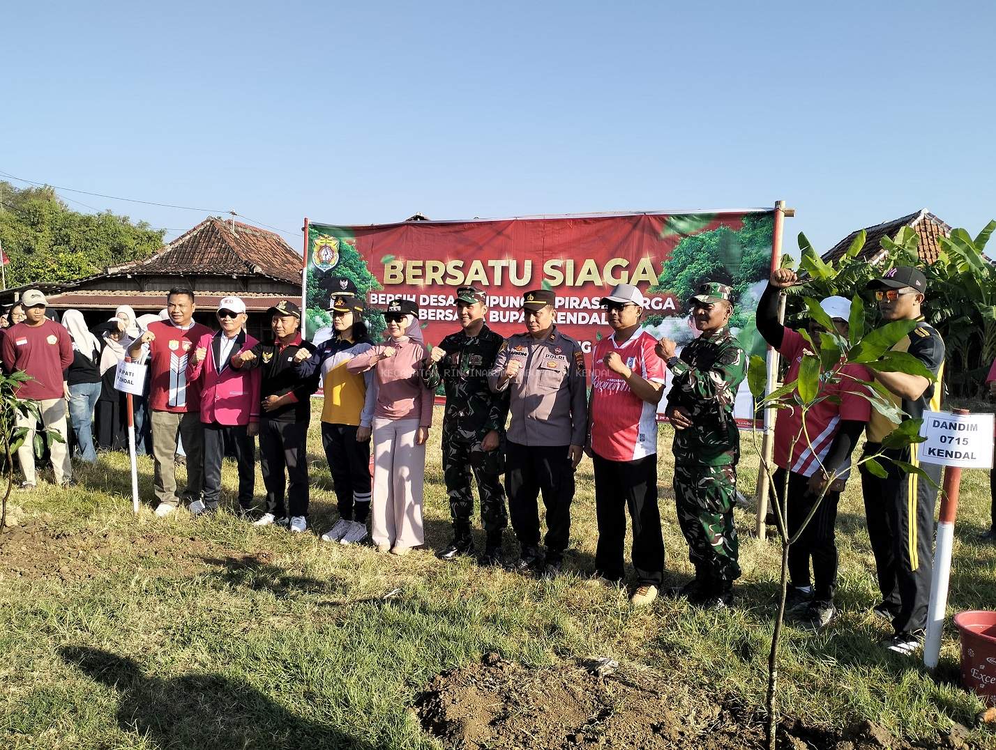 Kegiatan BERSATU SIAGA (Bersih Desa Tampung Aspirasi Warga) di Desa Kedunggading Kecamatan Ringinarum